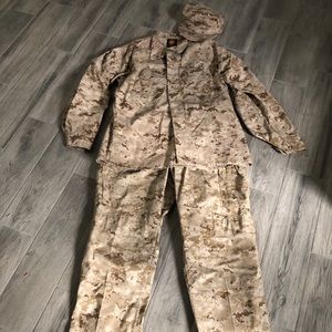 Official Marines Desert Camo BDUs. Size Large.